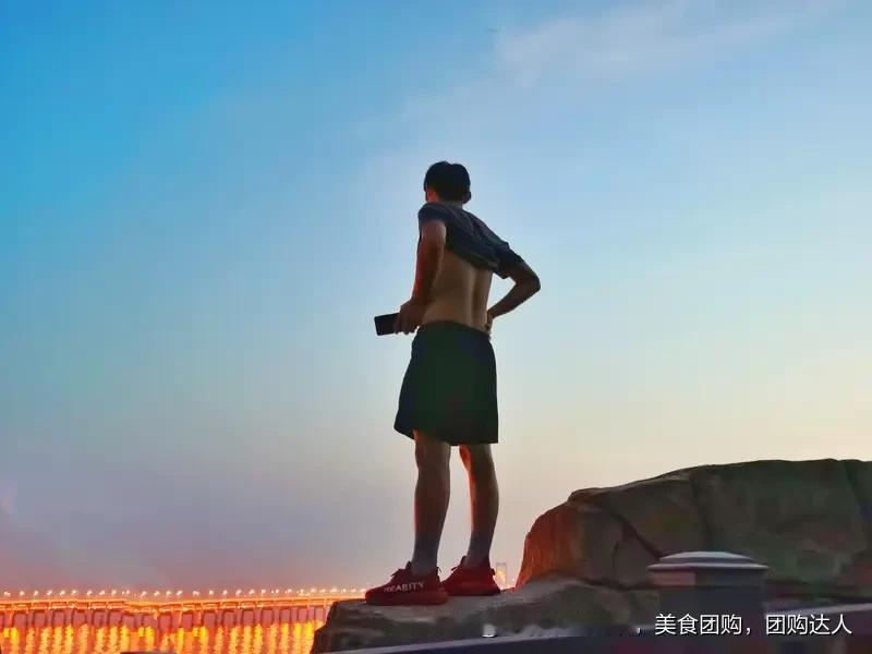 我也来晒晒我的坚持。曾经我沉迷手机，学习一落千丈，作业满是空白和红叉，被老师狠狠