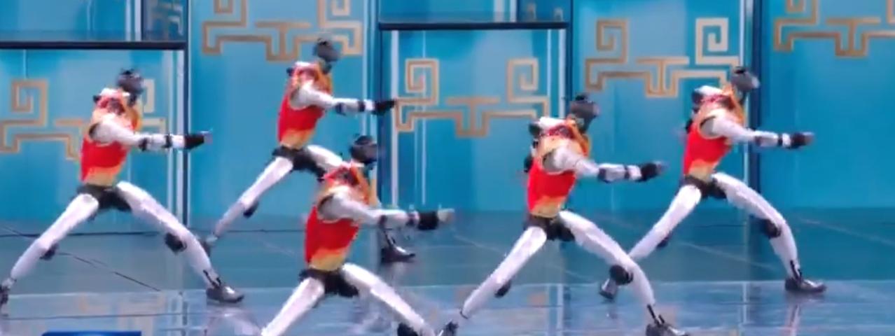 太震撼！2026春晚舞台上演硬核名场面，机器人与少年同台共舞。红甲机甲行云流水完