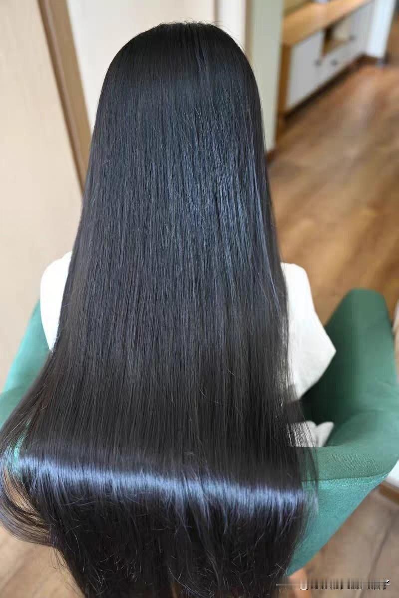 养出一头柔顺丝滑的头发，我可有不少心得。洗发水很关键，之前我用清洁力过强的，头发