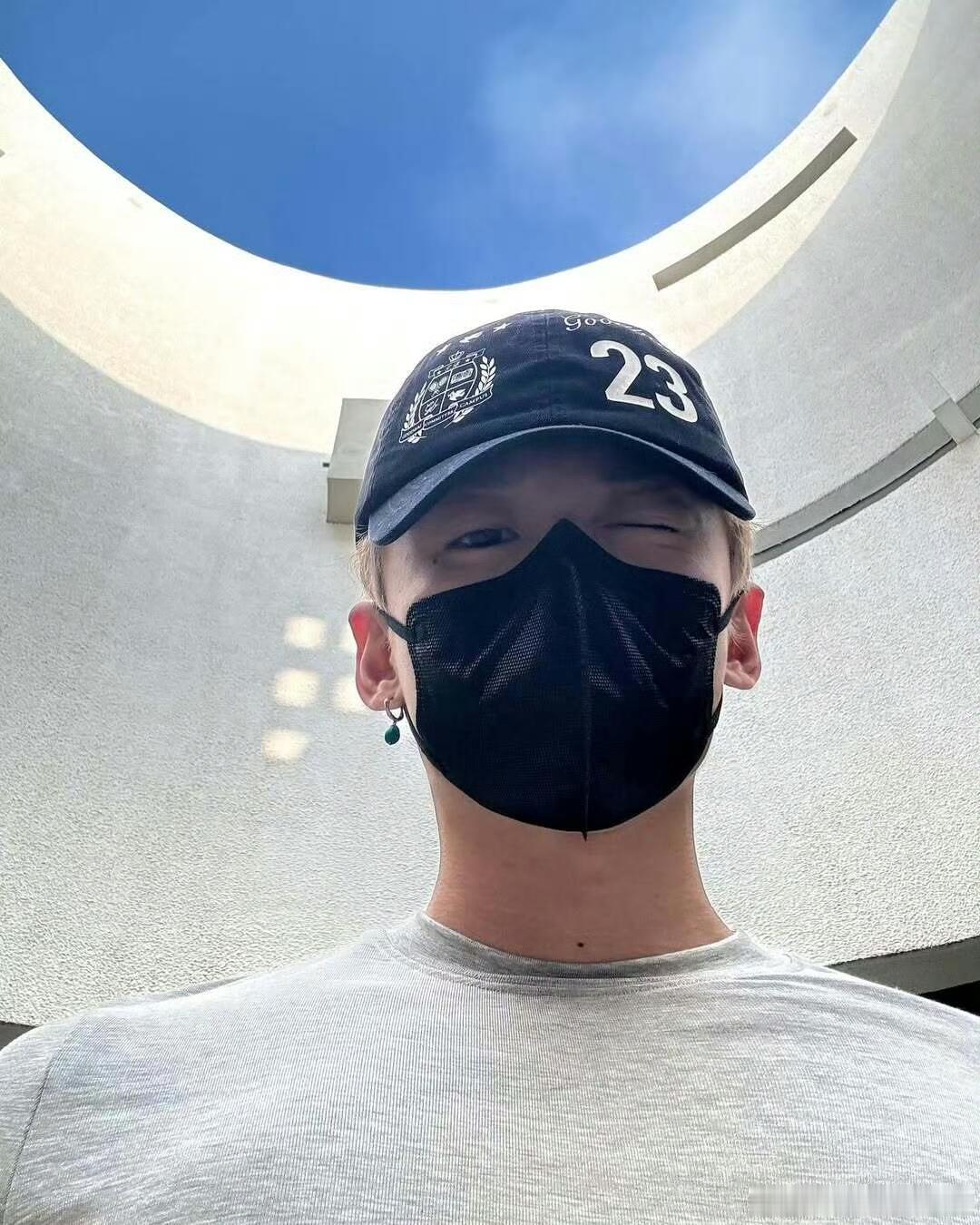 好喜欢白敬亭的新耳钉白敬亭泳池腹肌照 ​​​