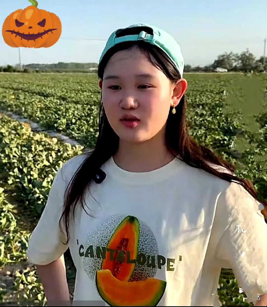 张家齐与华哥又去新疆助农卖瓜，品尝哈密瓜时，张家齐问华哥哈密瓜甜还是我甜，华哥激