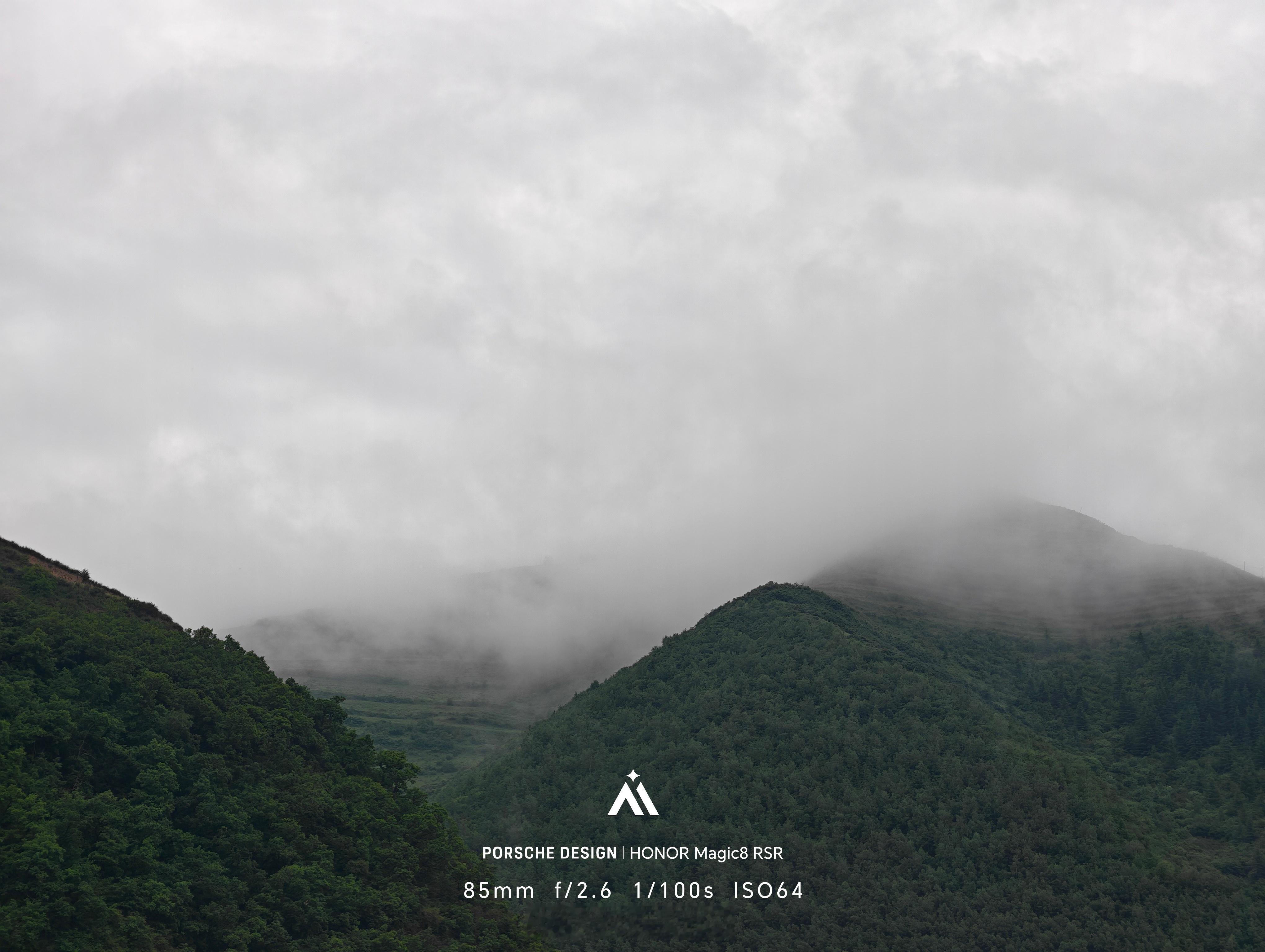 昨晚下了一场雨后，山上仙气飘飘。 