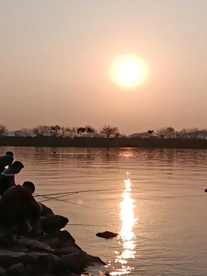 春日
漫步江边
钓客悠然端坐
此景岂“闲”字可概括
阳光洒在波光水面
钓客持竿静