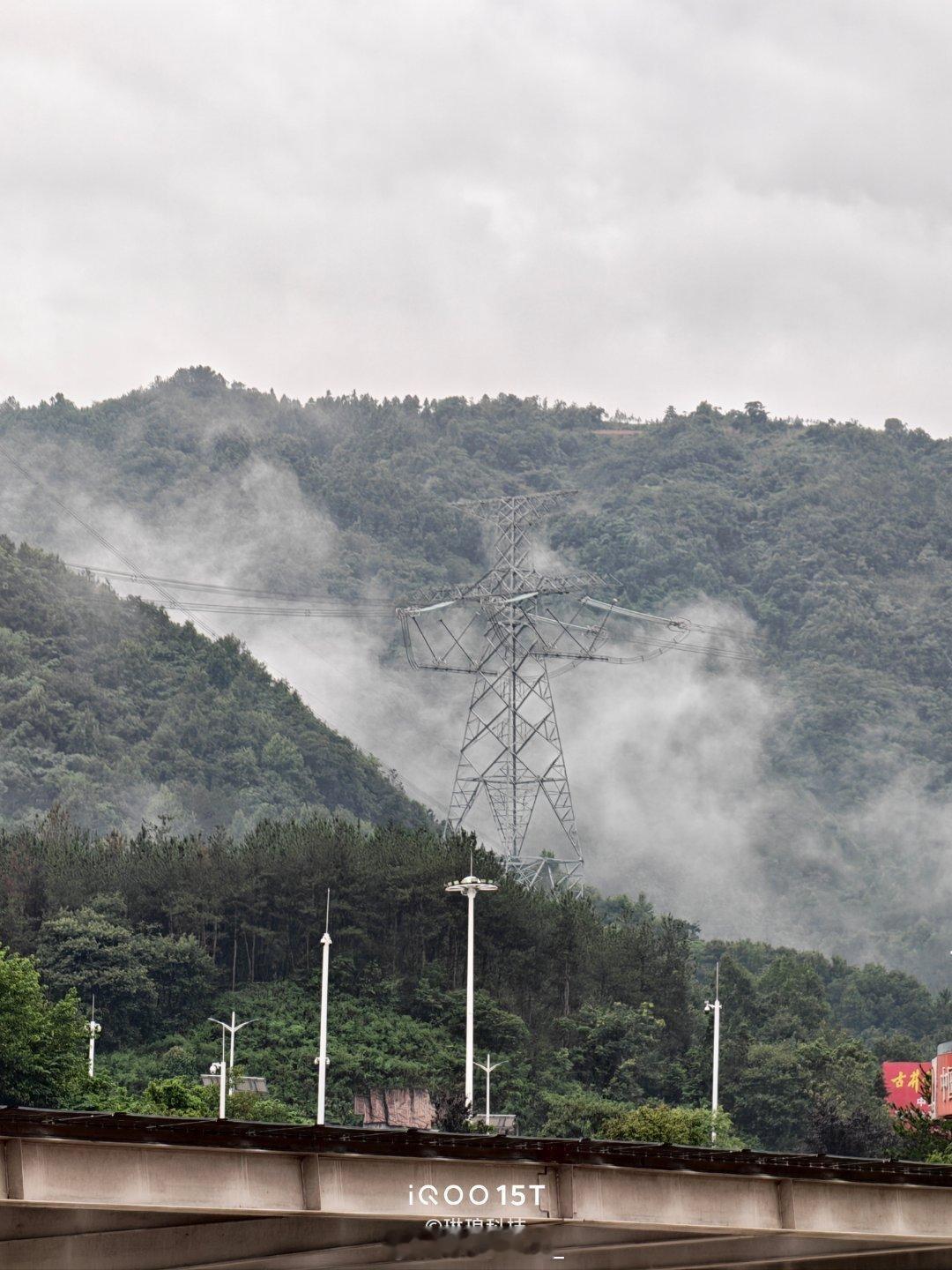 出门随手拍了几组天空山景，全部iQOO15T直出原图。不用额外调色，面对层次丰富