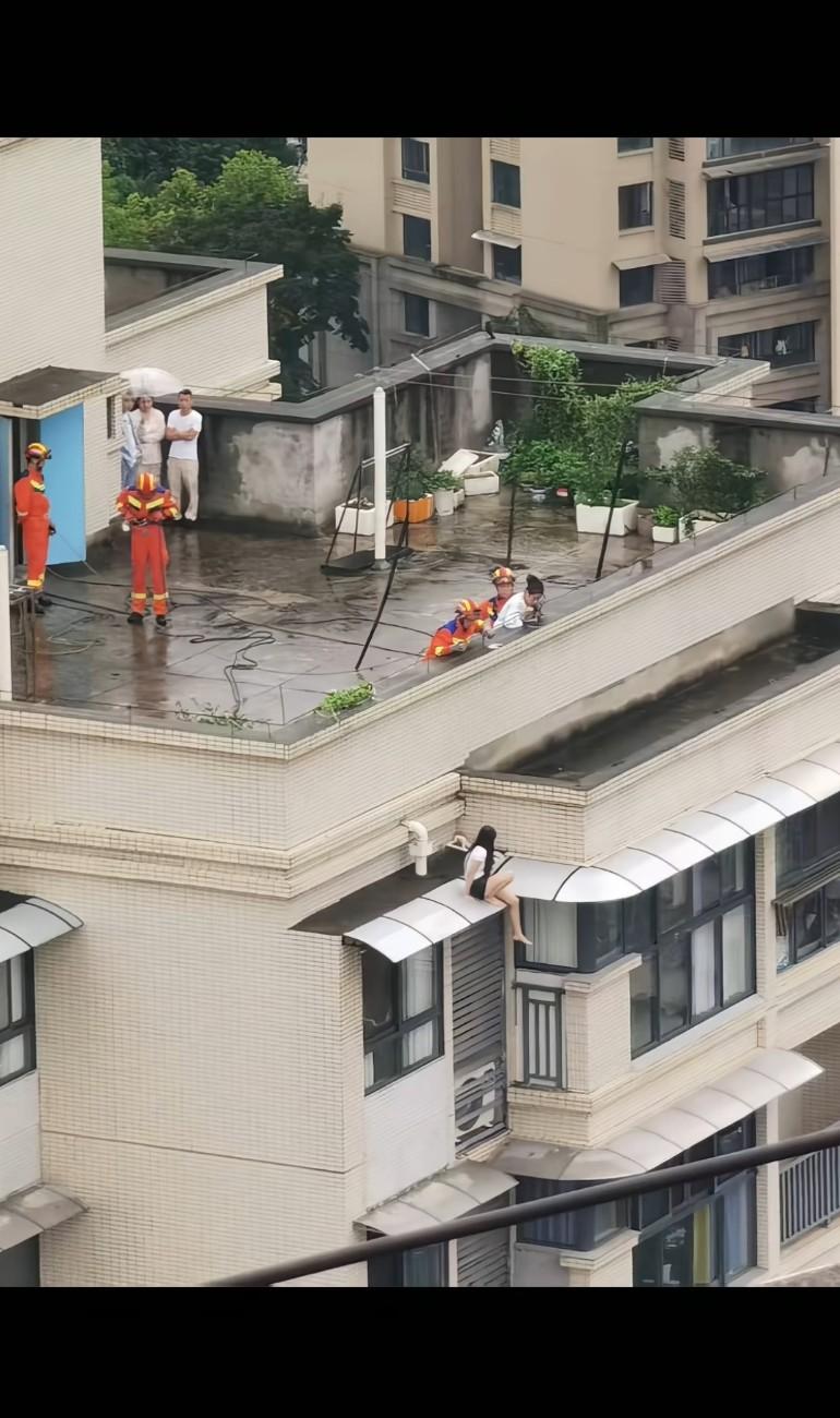 这家雨棚质量也是无敌了!
通过这张照片是下过雨的了，完事这个弧度，这种环境下还能