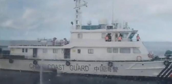 菲船想闯铁线礁，被我海警水炮堵在中业岛！
2025年5月22日，菲律宾渔业局的B