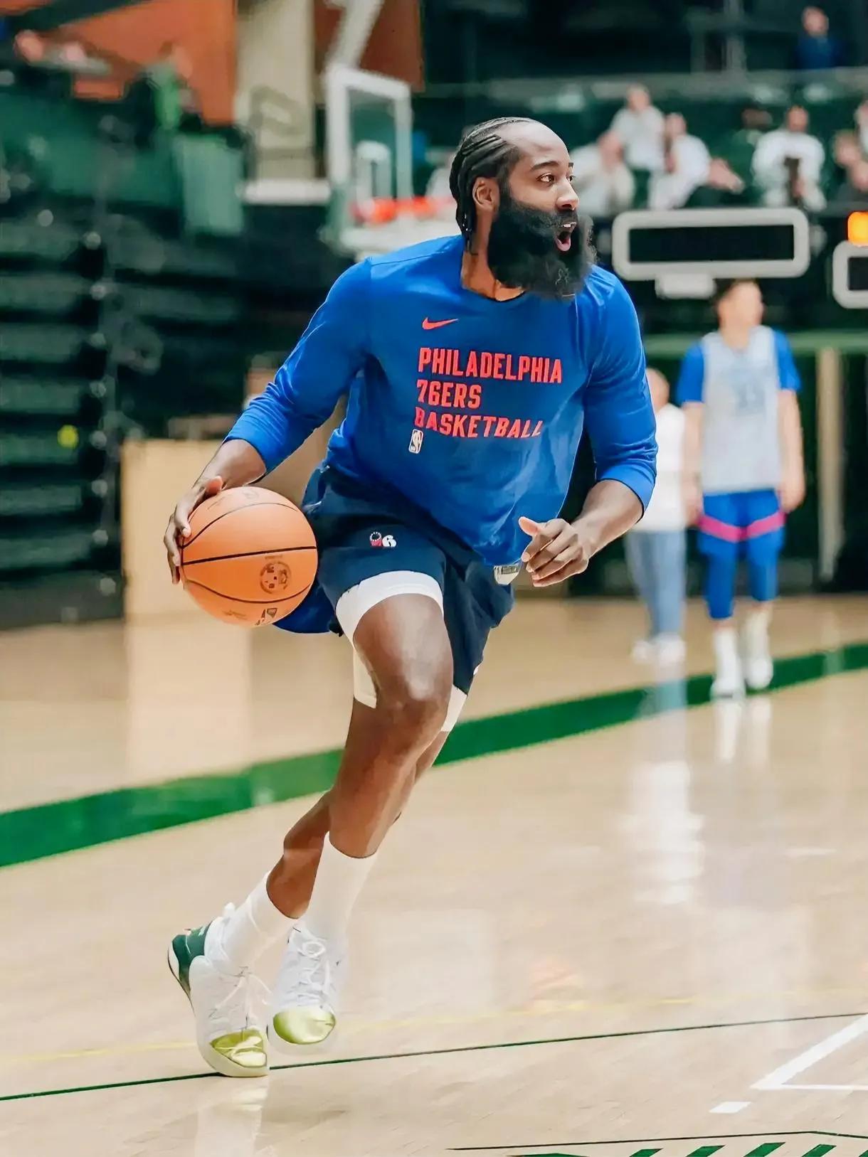 NBA新赛季，在国内流量最大的球队是以下这五支：

1、洛杉矶湖人队
2、金州勇