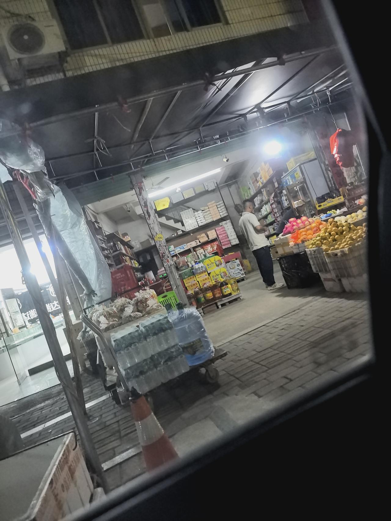 早上九点半，我妈大喊道：“笑总（这里叫真名，我不好写出来，就写网名。），你爸说中