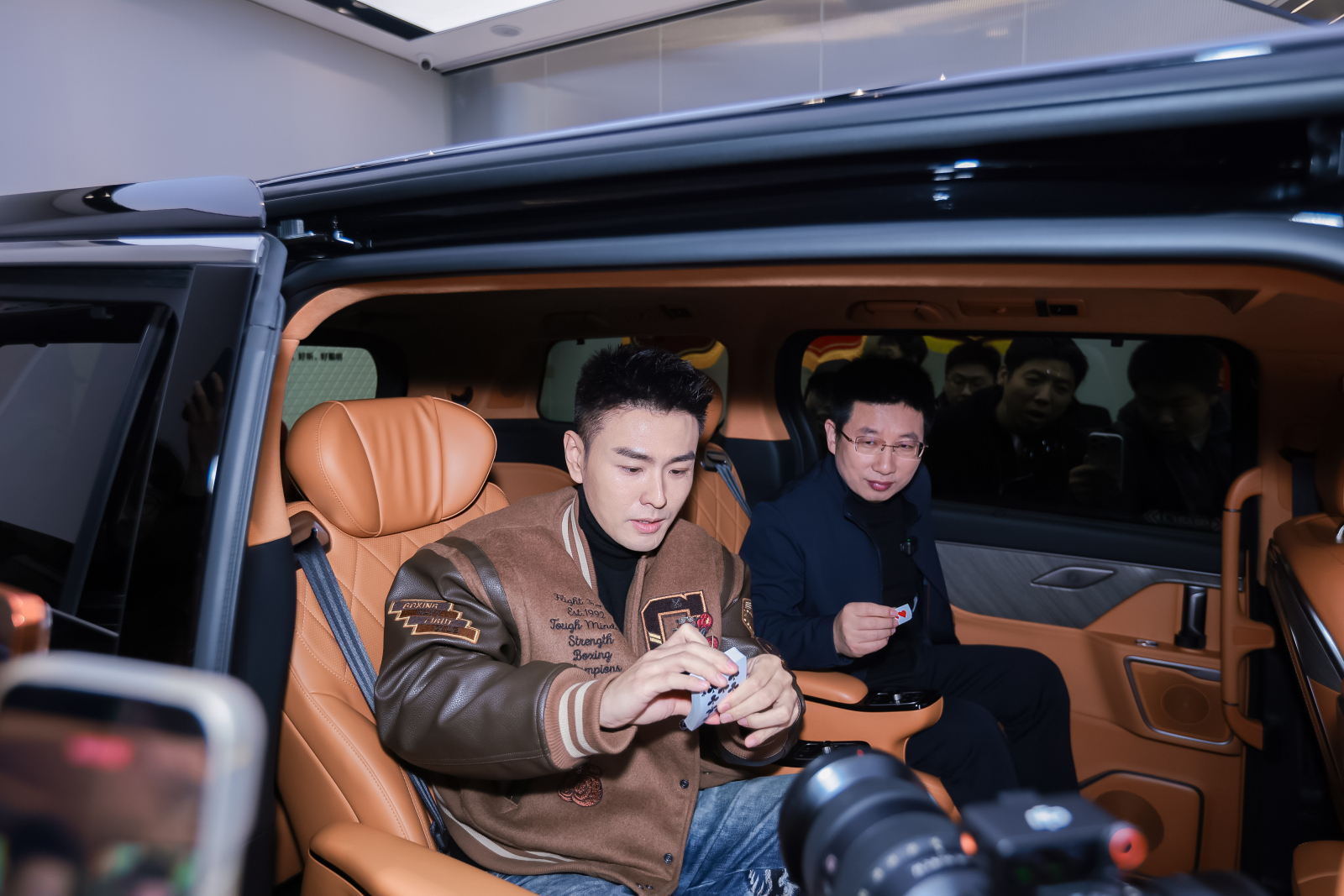 魏牌高山这波和邓男子的联动交车，规模整挺大哦。坦白说，我之前对邓男子这个人没太多