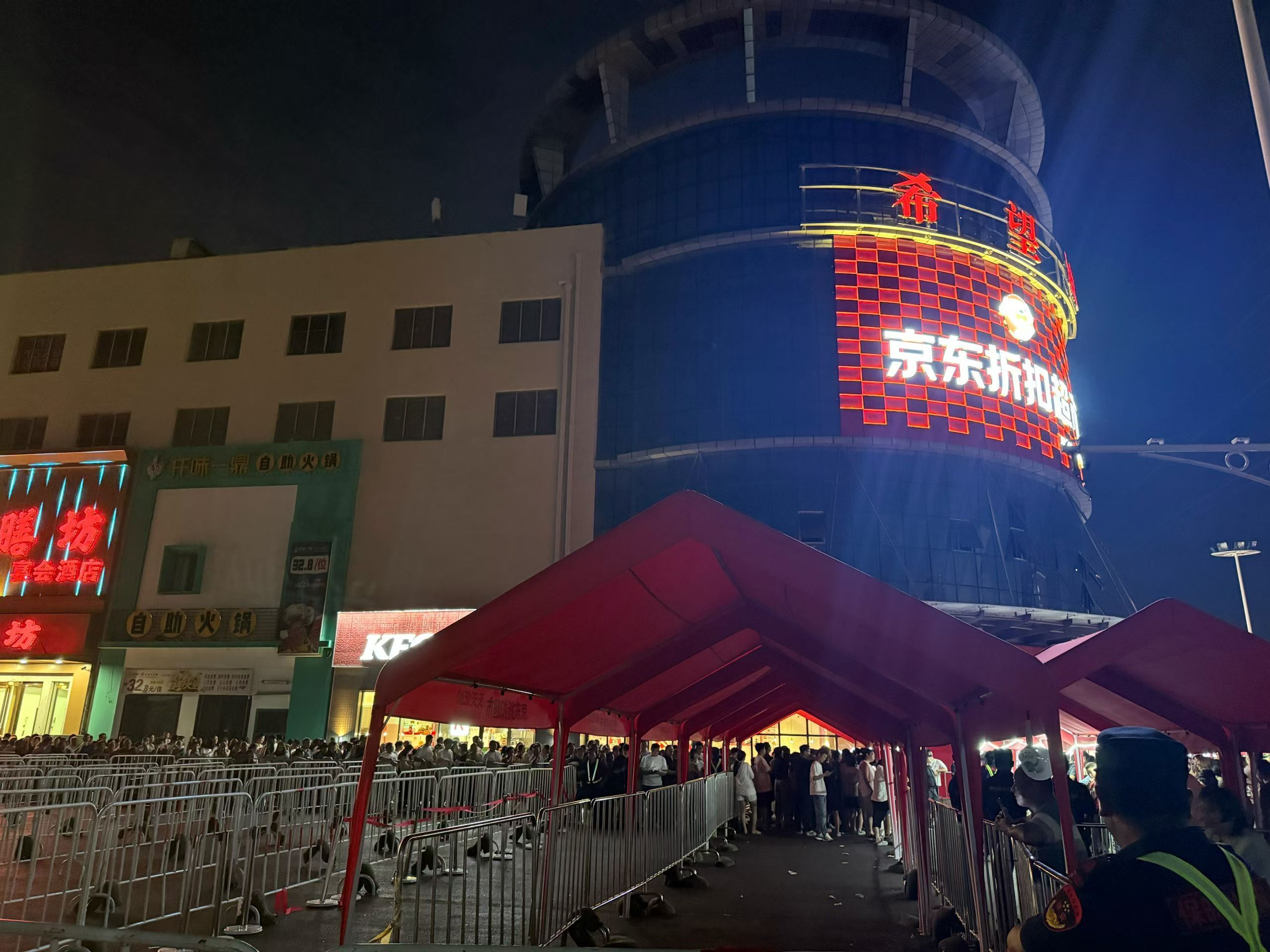这是位于刘强东老家，宿迁的京东折扣超市，朋友说，每天人特别多，有新乡胖东来的感觉