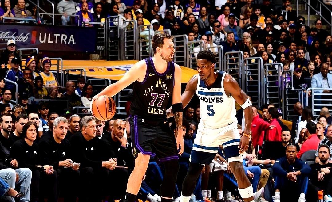 刚官宣分手的东契奇，带队横扫了森林狼。
 
詹姆斯缺阵，湖人主场120-106赢