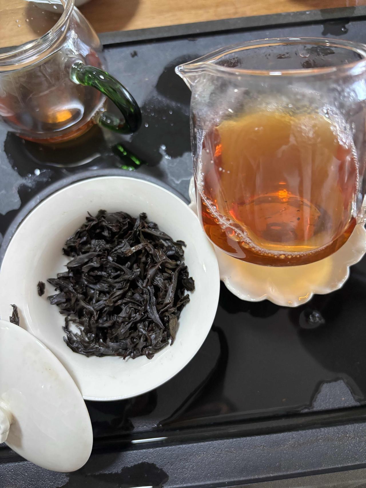 某个大直播间，推荐的武夷山，核心山场大户家的岩茶，卖的很贵，喝了好几款，大失所望