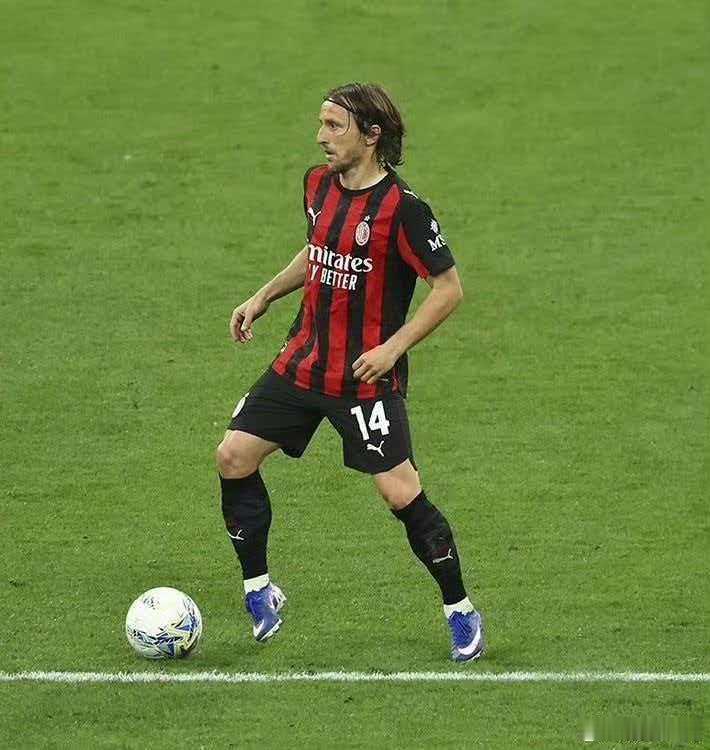 莫德里奇颧骨骨折已成功接受手术40岁的克罗地亚球星莫德里奇因左侧颧骨两处骨折已成