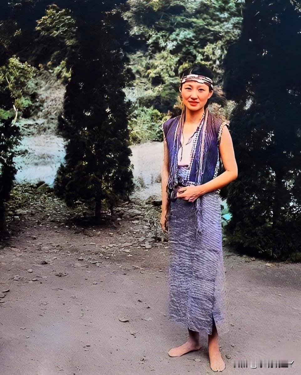 这是上世纪四十年代末张学良幽禁太台湾期间为陪伴在他左右的赵四小姐拍摄的一张珍贵老