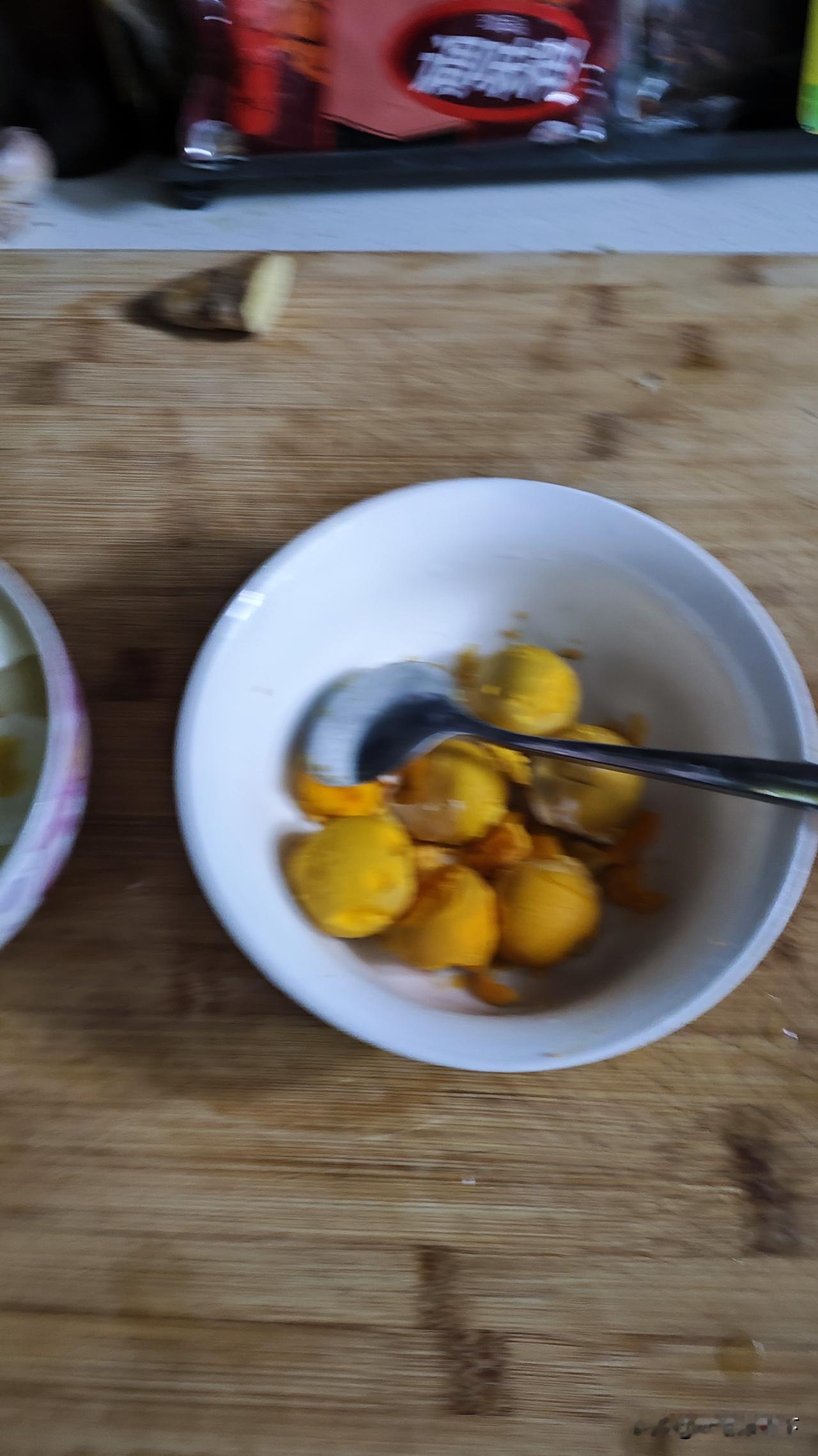 这两天发现，长期卧床的老妈，尾椎骨那里皮肤发黑，起皱，可能是要长，褥疮了。
早就