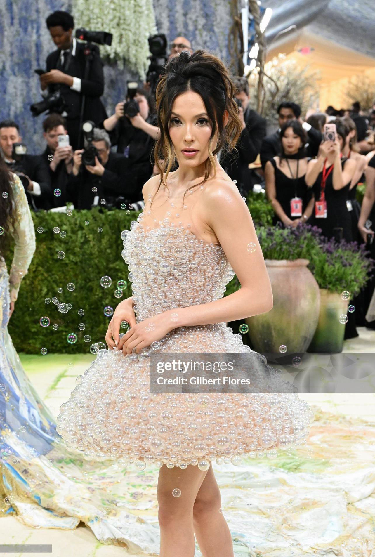 谷爱凌｜MetGala红毯谷爱凌身着Iris van Herpen特别定制泡泡裙