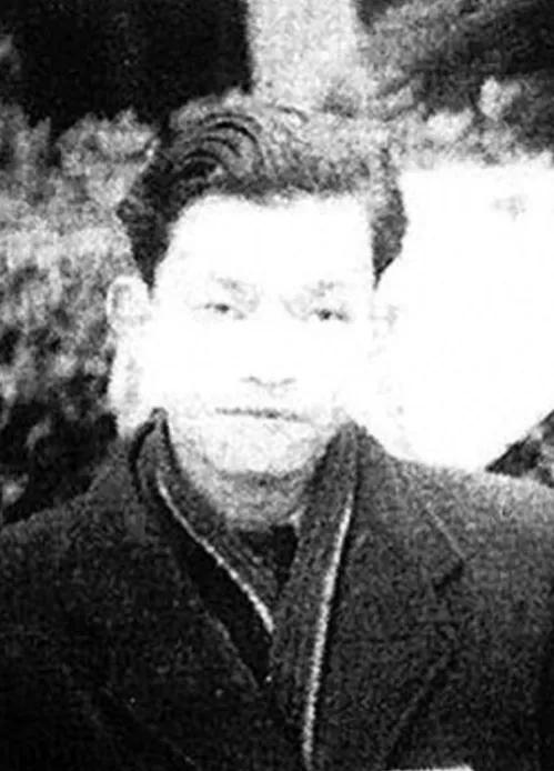 1949年，重庆解放后，特务头子李修凯在大街上遇到了一个地下党员，地下党员大喊：