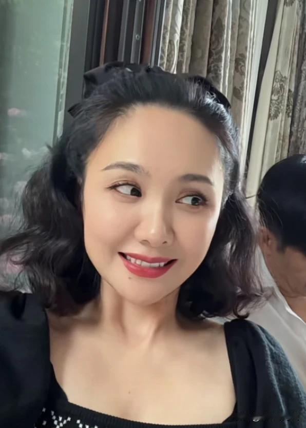 程莉莎“戏精”上身，微表情真的好可爱，郭晓冬是哪辈子修来的福气呀，娶到这么一个宝