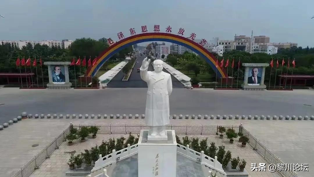 河南的南街村，是最后的人民公社，村里印刷的5条关于毛主席的标语，令人印象深刻！