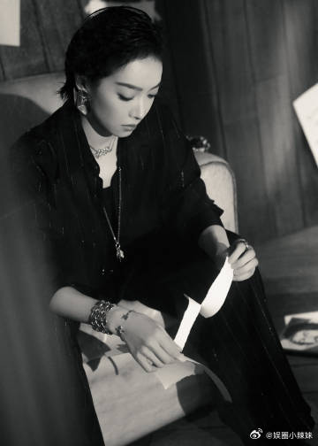 大背头BB机宋茜是我的天菜姬大背头造型的宋茜杀疯了！霸总气场拉满，一举一动都戳中