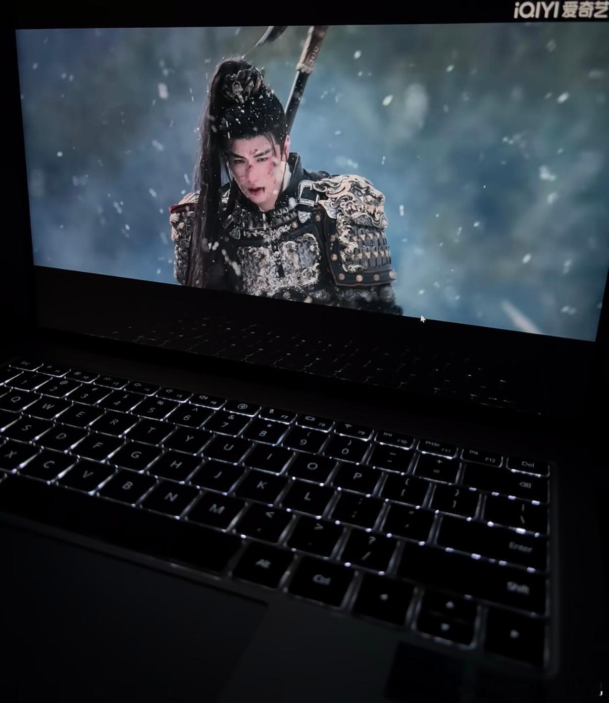 霸王茶姬张凌赫 逐玉打工人的快乐有多简单 谁能拒绝一杯贴着张凌赫照片的奶茶！！谁