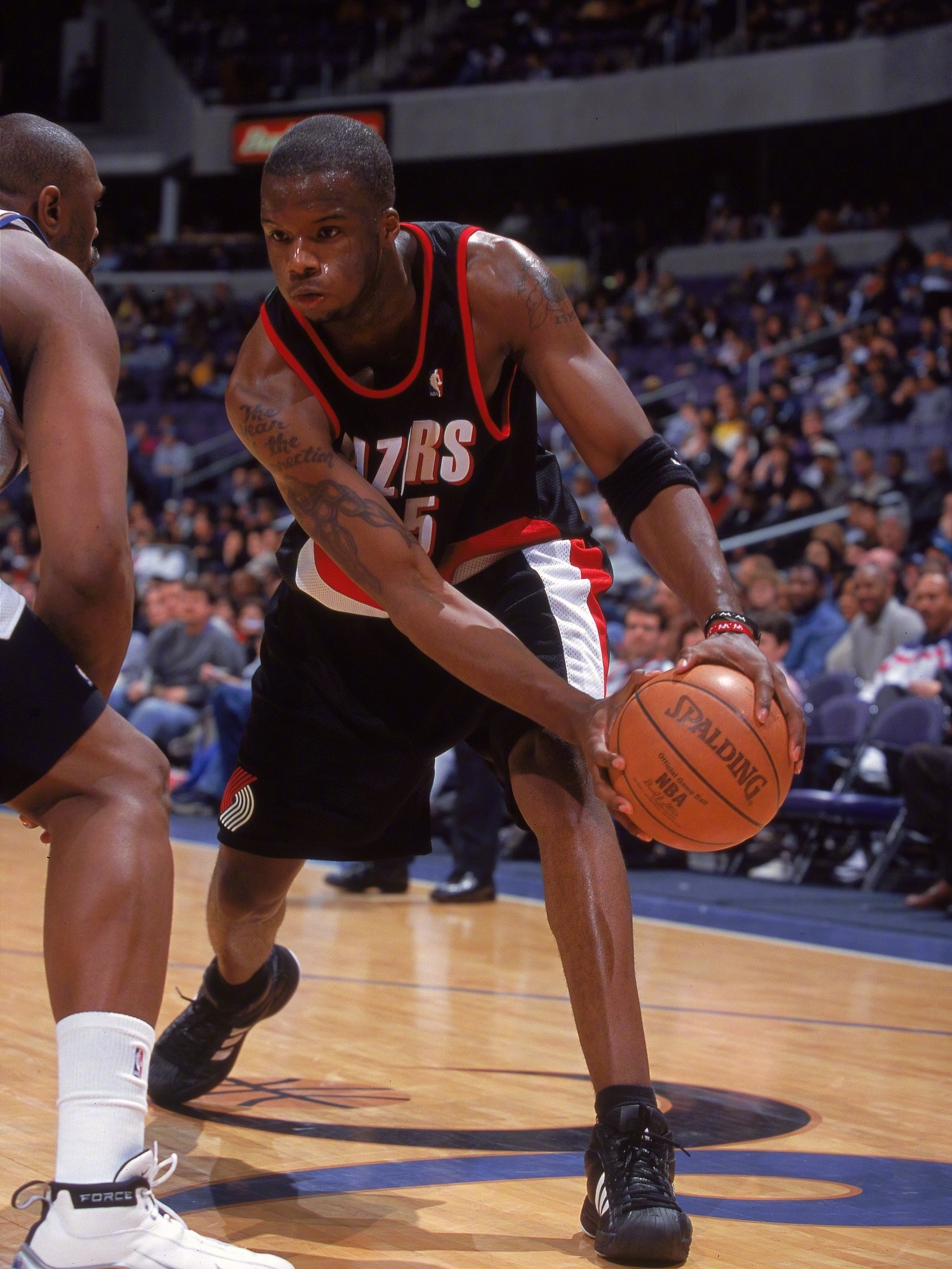 开拓者会在明天的比赛邀请99-00赛季打进西决的开拓者成员回主场！主教练邓利维、