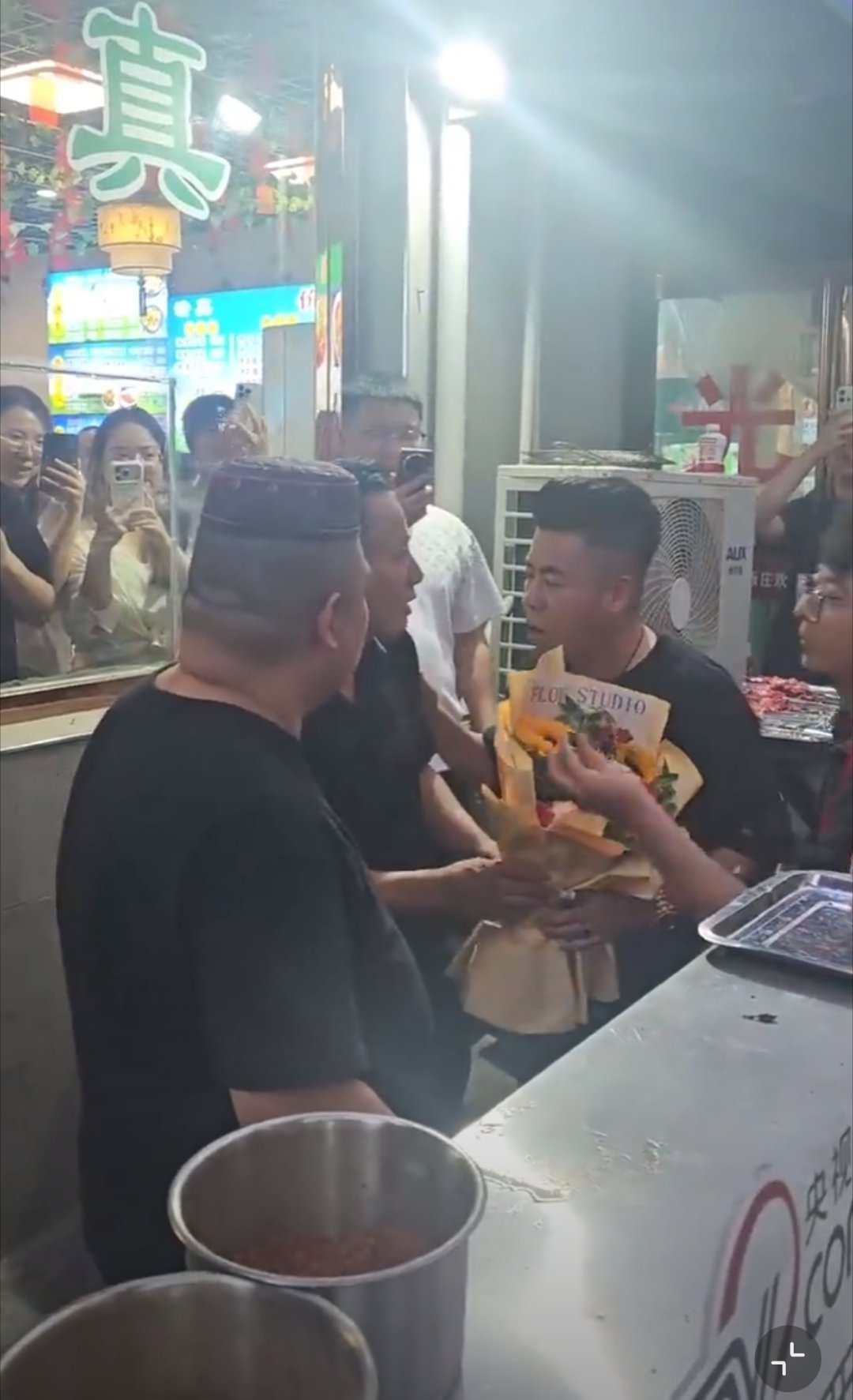 现在网友还是无聊。一个烧烤店老板，就因为长得像互联网巨头马斯克，结果就彻底红了。