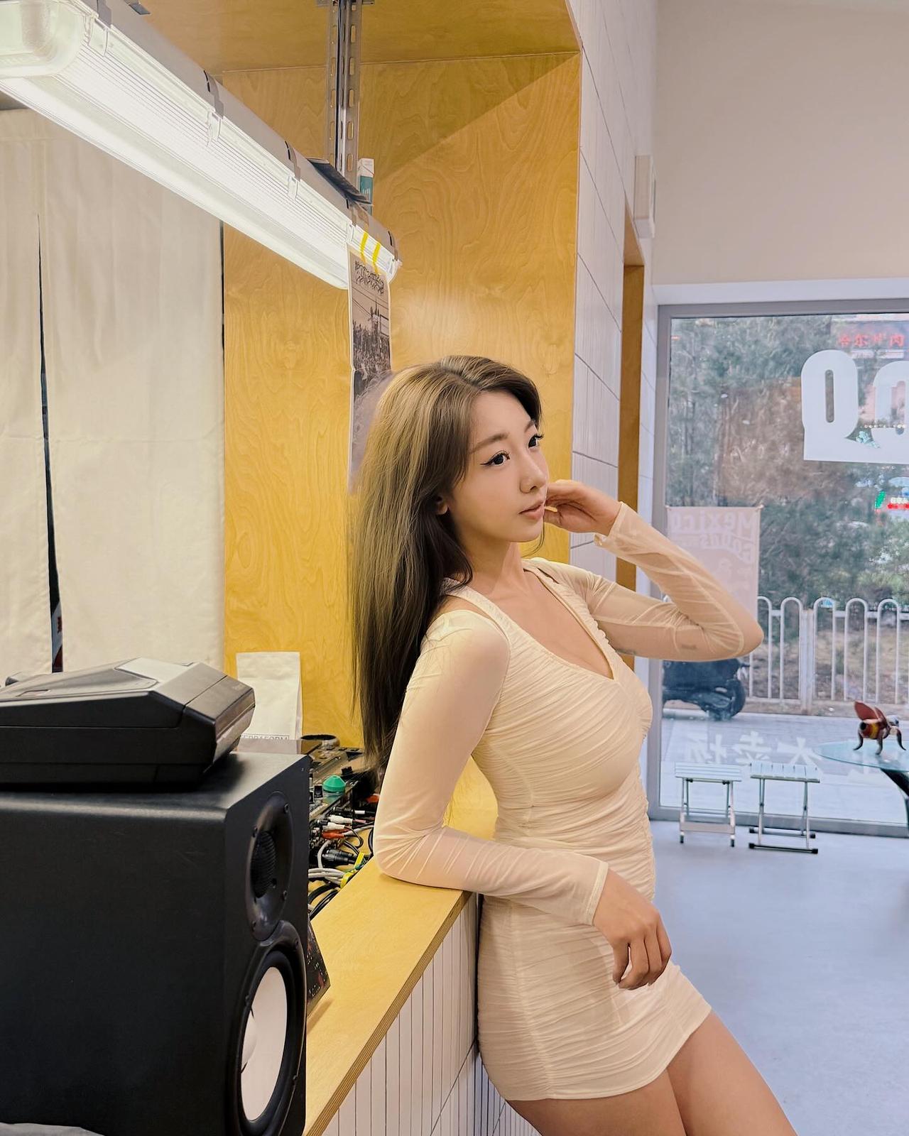 美女 | 包臀裙美女！这腿真长！