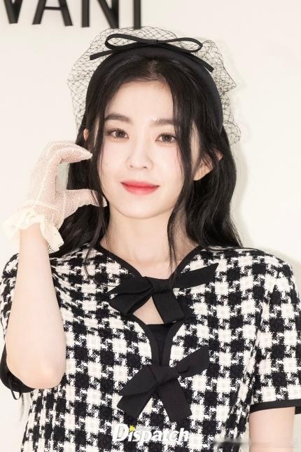 26日， Irene[超话]  出席了某时尚品牌在首尔举行的宣传活动。 