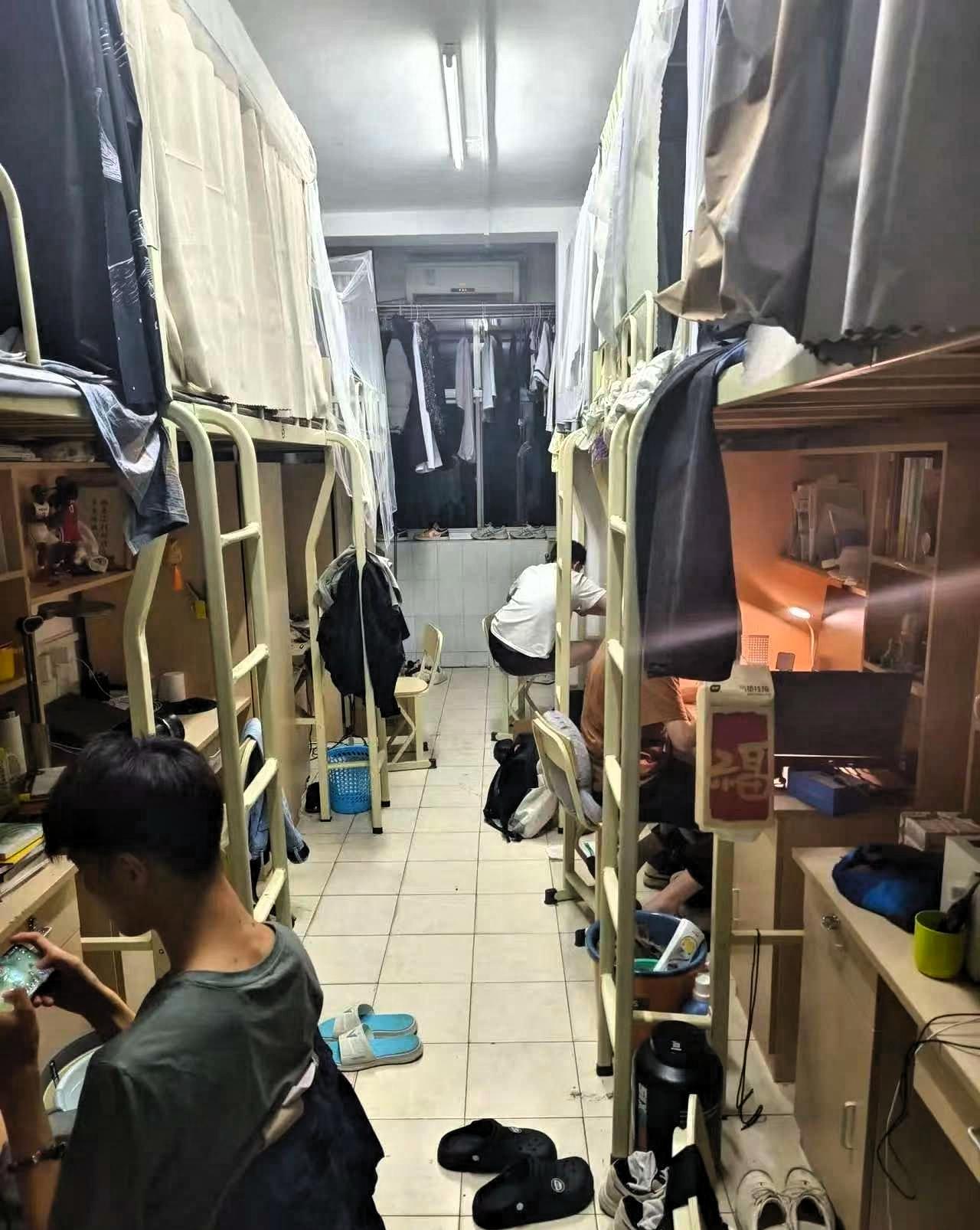 “真是愁死了”，一位母亲发帖哭诉，儿子去年凭高分考入武汉大学，本是家族的荣耀，可