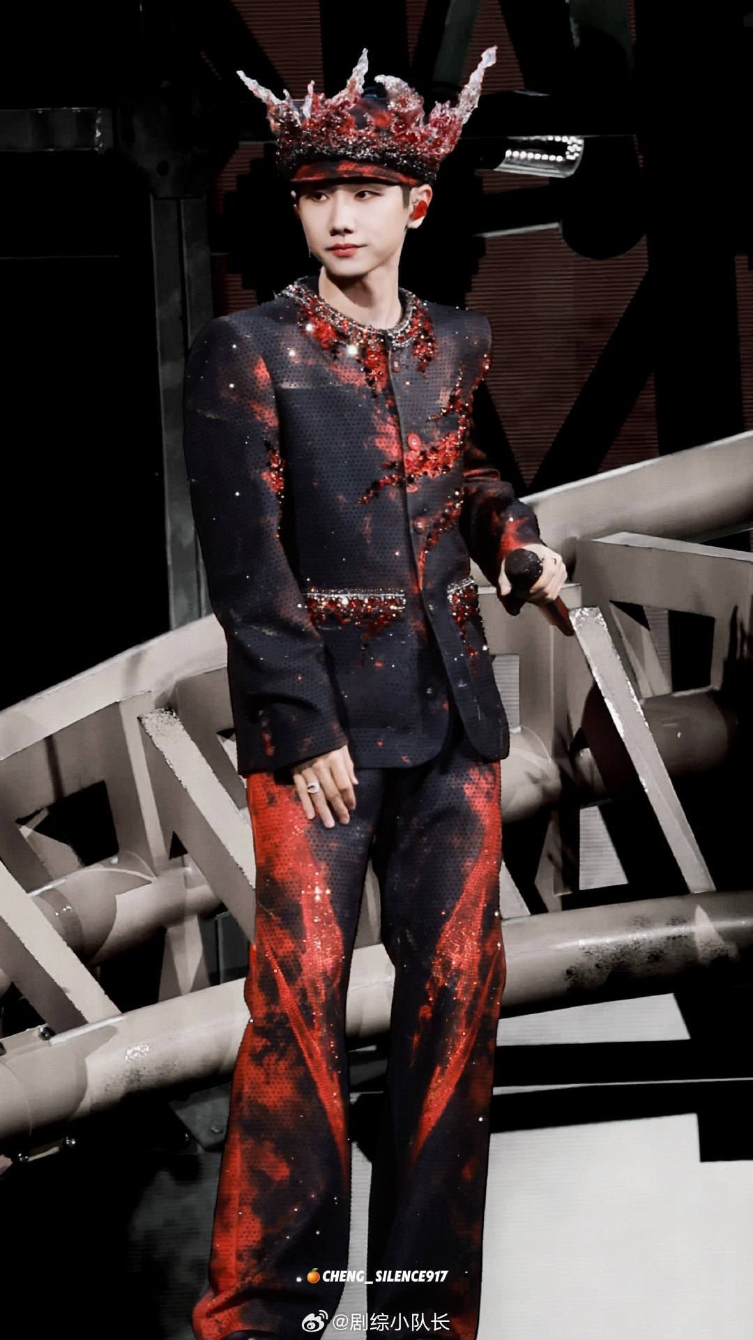 汪苏泷世巡纽约场剑魂新编舞 纽约场的《剑魂》舞台杀疯了！新编齐舞整齐划一，汪苏泷