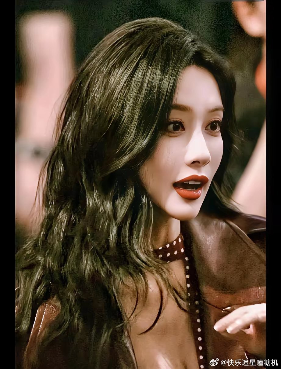 孟子义，这个颜值不混现偶赛道，真的亏大了。一张脸甜而不腻，精致又耐看，怼脸拍完全