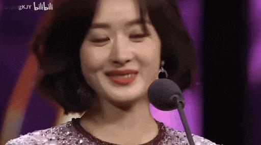 赵丽颖，不得不令人佩服。

她凭借自己的不懈努力，终于抱得了飞天奖，实现了她多年
