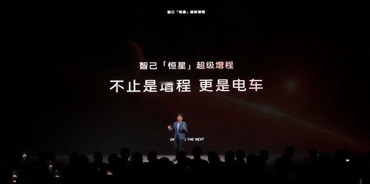 智己新发布的增程车用了一块66度大电池，比很多纯电车的电池都要大。再加上800V