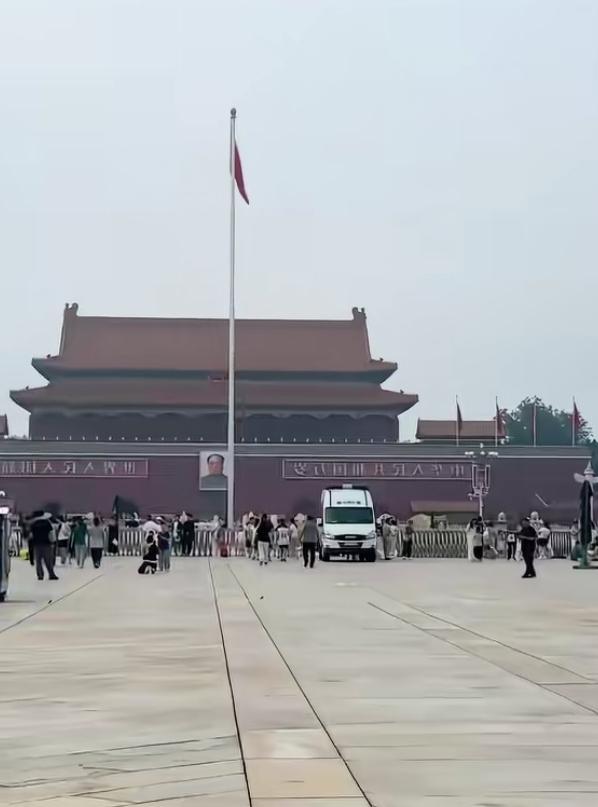 天安门五星红旗迎着晨光冉冉升起！有网友拍到一幕：等候许久的一家三口疲惫不堪，在广