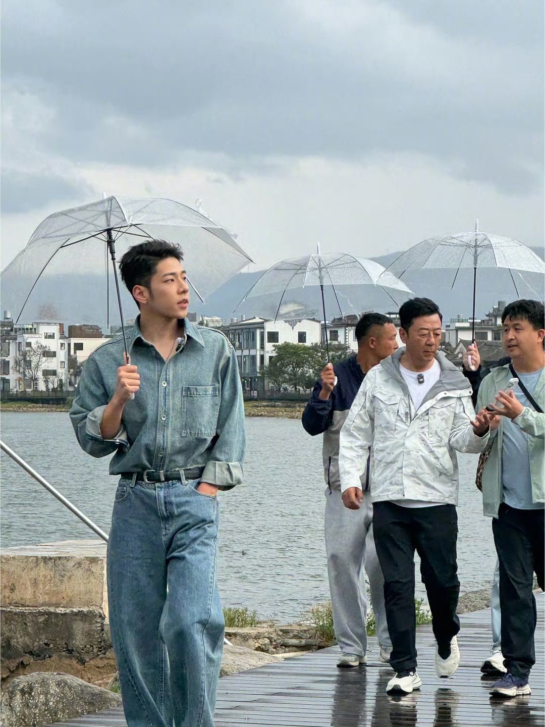 看了其他几个小孩长大的样子就会知道这个孩子是最帅的了19岁石头成大帅哥了