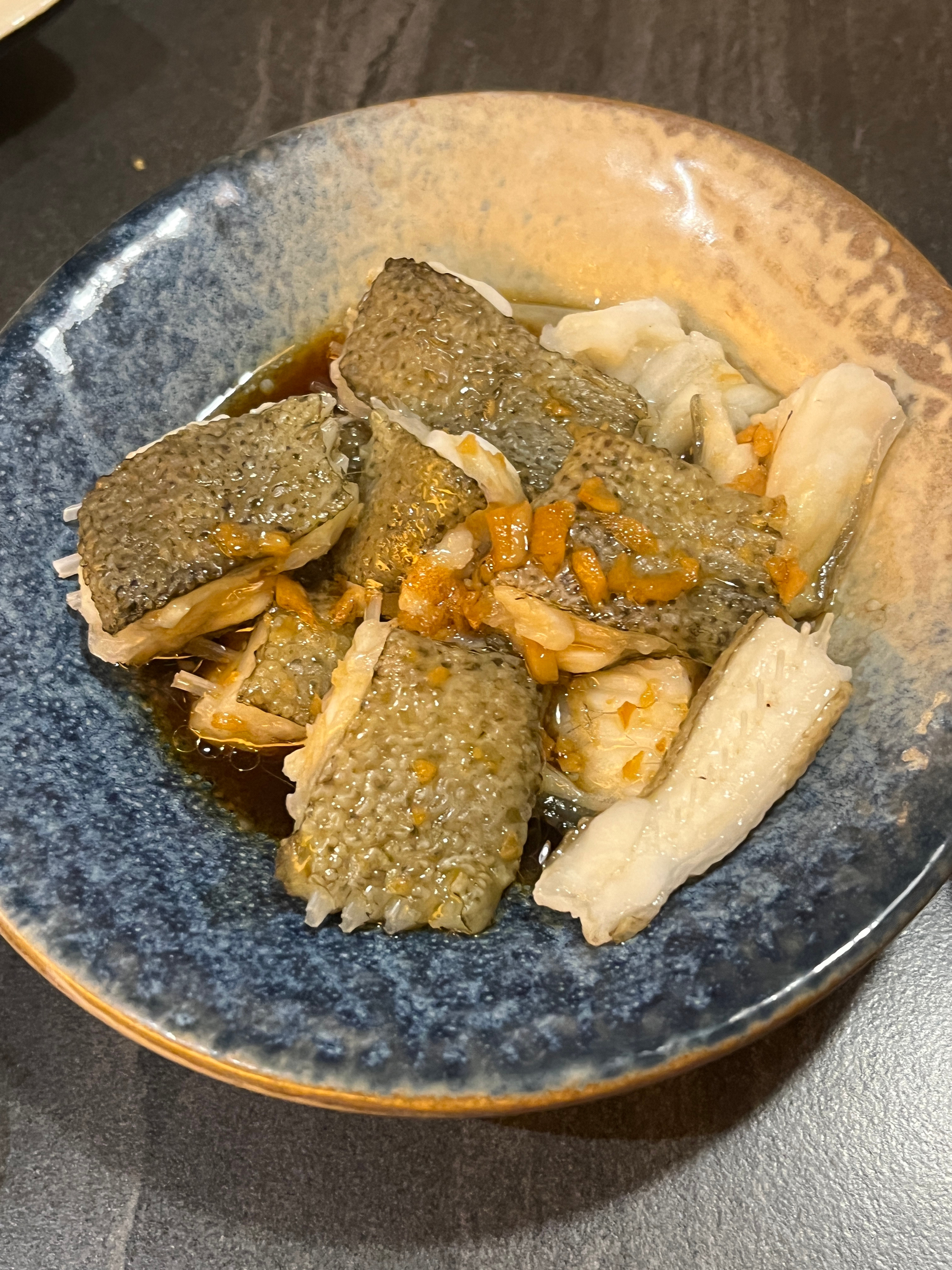 好鲆，一开始不知道咋读，直到看到店名：hopping。很直白的中译英。比目鱼现杀