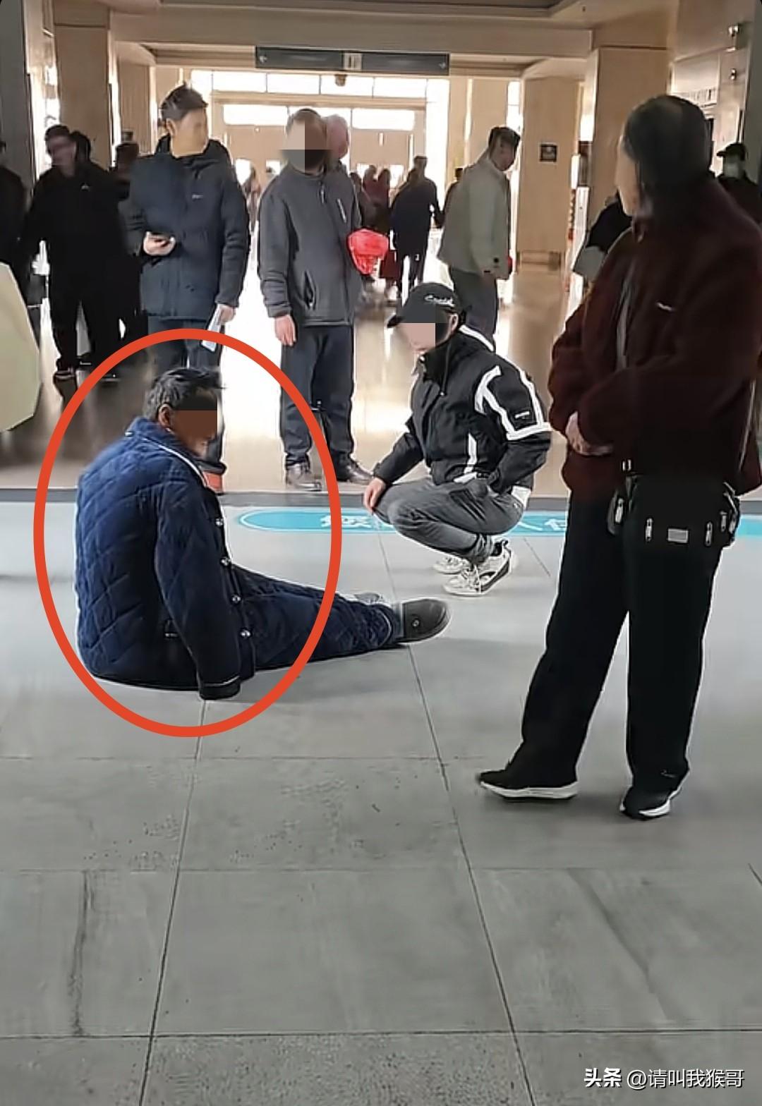 一网友去医院看到让人心酸的一幕，一位老爷子坐在医院大厅的地上，说什么也愿意治疗，