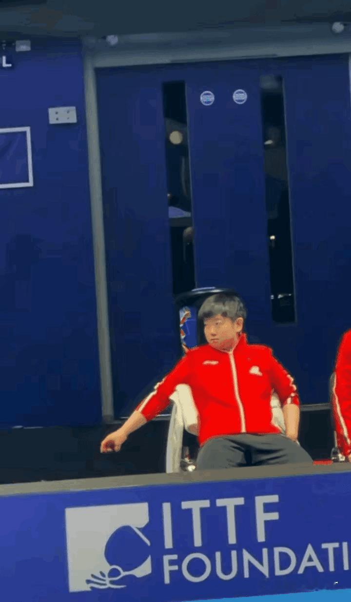 莎莎心疼楚钦一百遍！女队比赛还在进行中，莎莎已经坐不住了，她知道姐妹们能稳赢，但