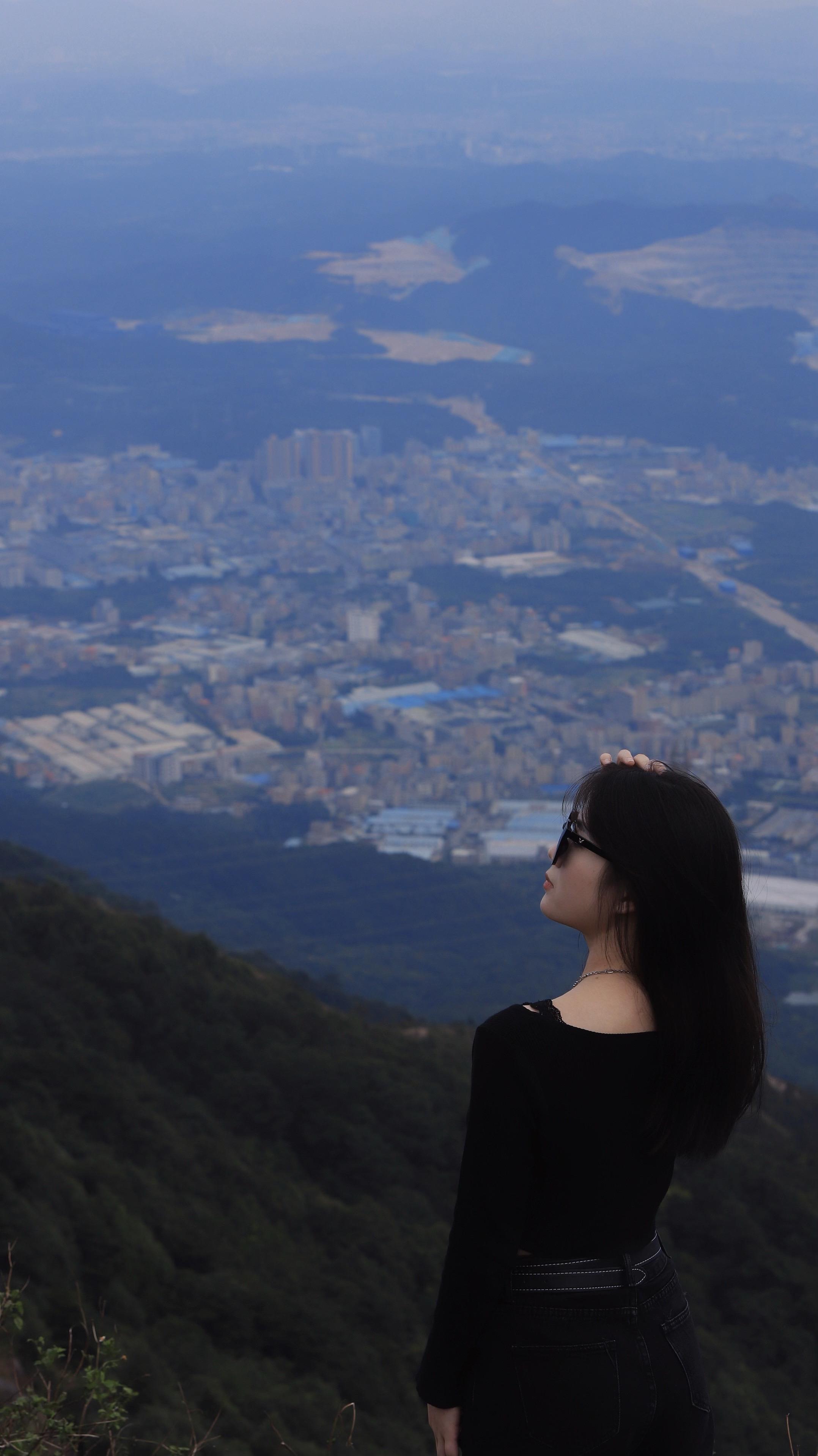 工位在身后，山尖在镜头⛰️。此刻我的海拔是2000米, 风速三级，恰好...