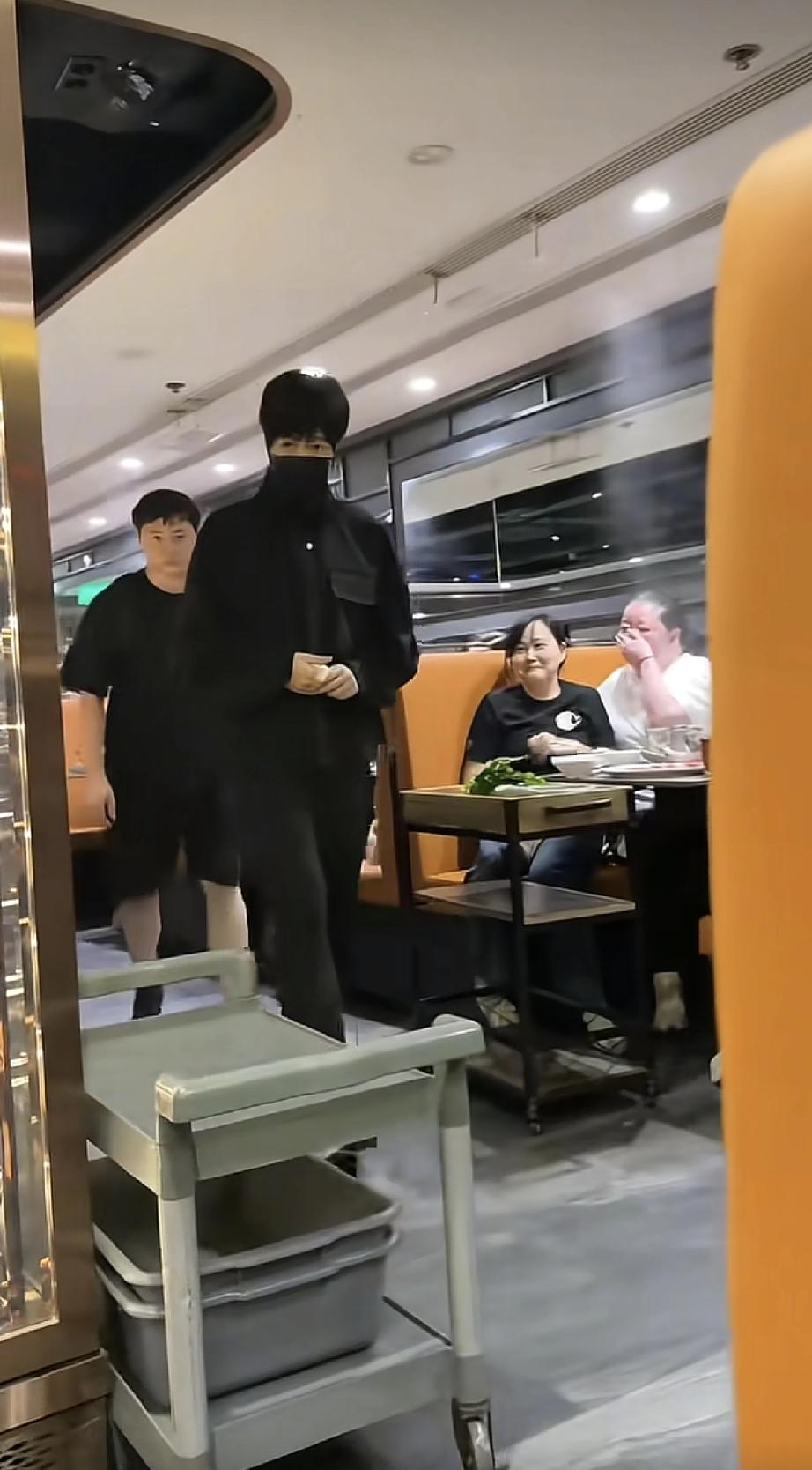 3月29日，晚上很晚了，五月天阿信现身中国香港一火锅店吃火锅，台下的他特别瘦，和