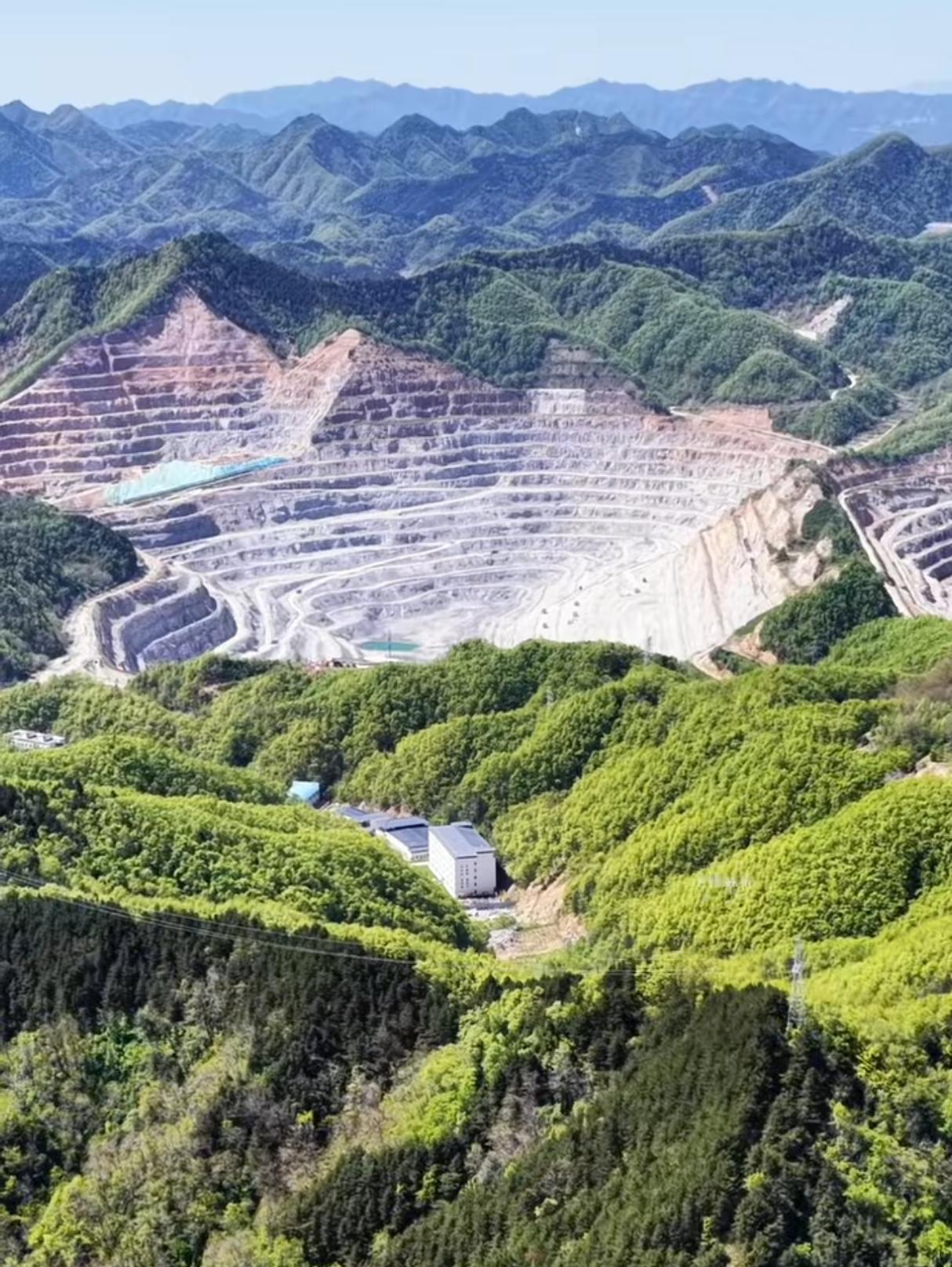 河南栾川有亚洲最大的钼矿田，已探明钼金属206万吨，被誉为中国钼都。这只是矿坑的