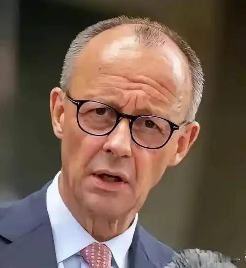 默茨四面楚歌！对比默克尔：德国两代总理，一个封神，一个翻车
 
今时今日的德国，