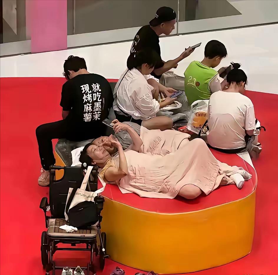 公共场合也太不注意形象了，现在高温天，你到商场层乘凉是舒服，但也要适可而止啊。