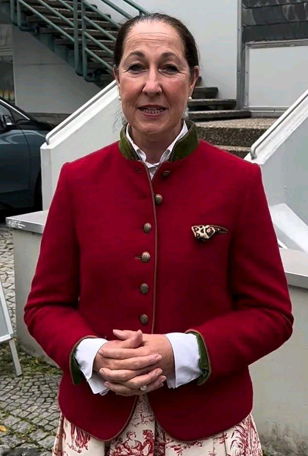 德国这起女市长被养女虐待的案子太惊悚了。10月7日，赫尔德克市长艾瑞斯·斯塔尔策