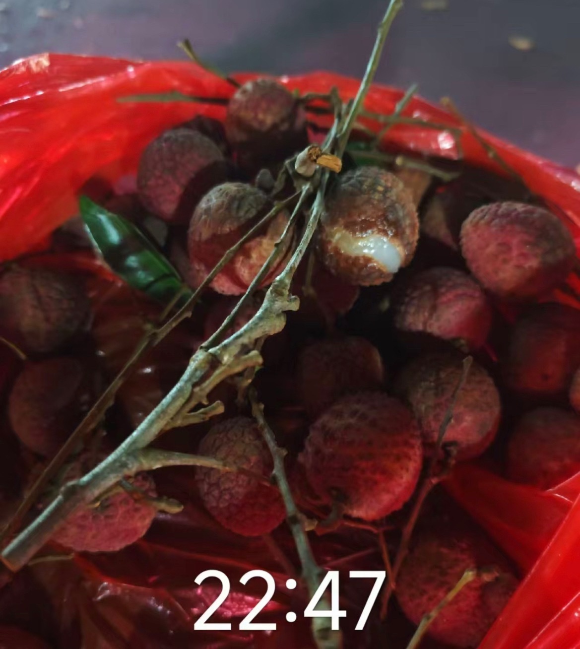 【玉林北流一水果摊买荔枝被加坏果进去】6月2日晚，网友爆料称：玉林市北流一水果摊