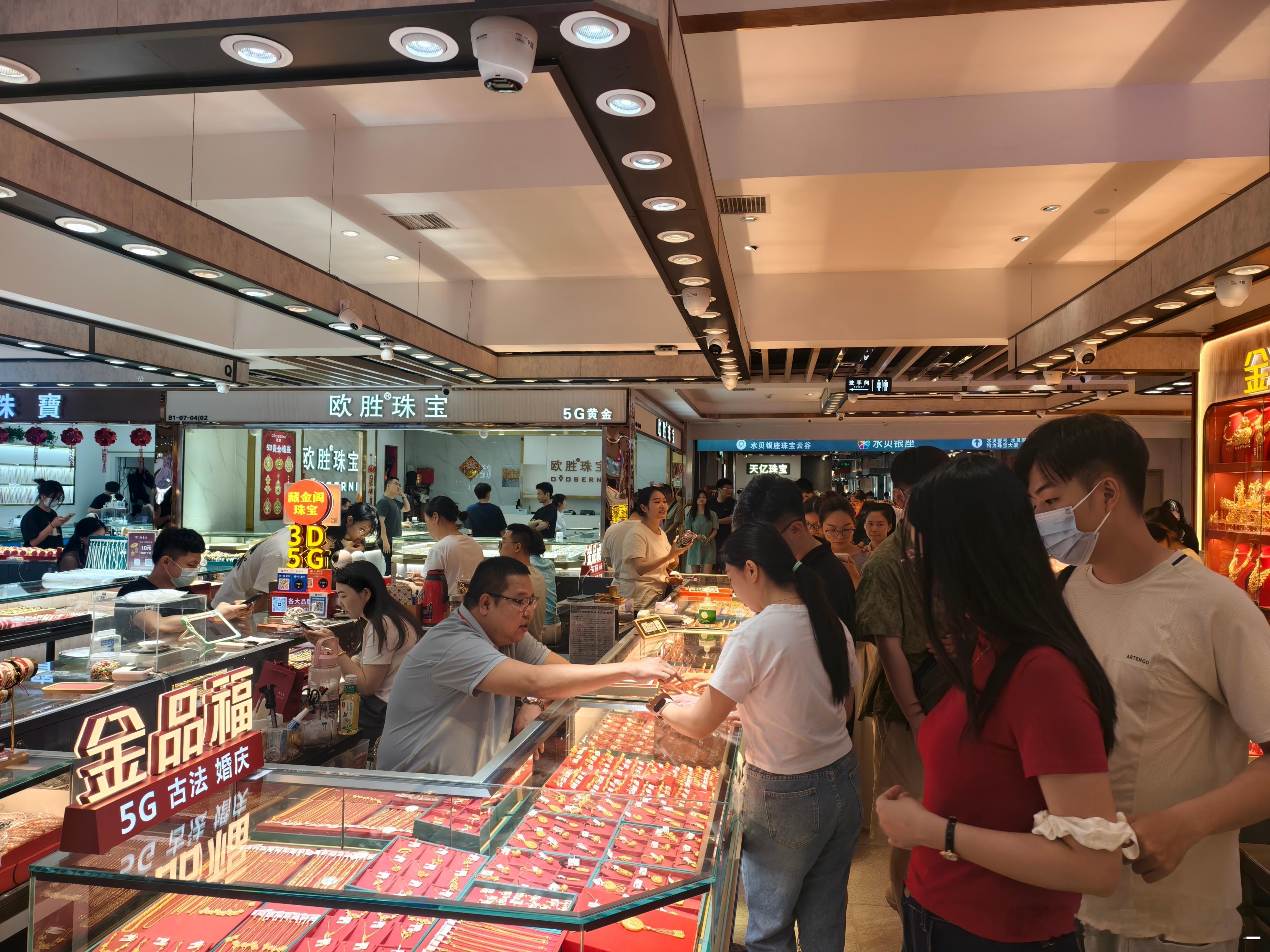 听说水贝是爸妈来深圳的必去打卡点。体验下来就像是黄金版华强北，每个地方的黄金价和