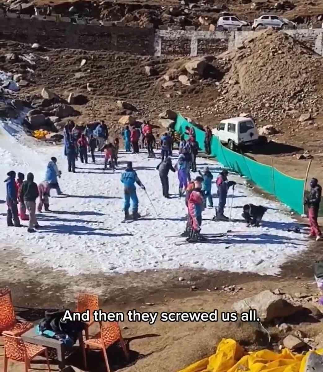 一泡尿大的滑雪场。
装备倒是全乎，就是场地太小了，稍微滑快点儿就出去了。不过你放