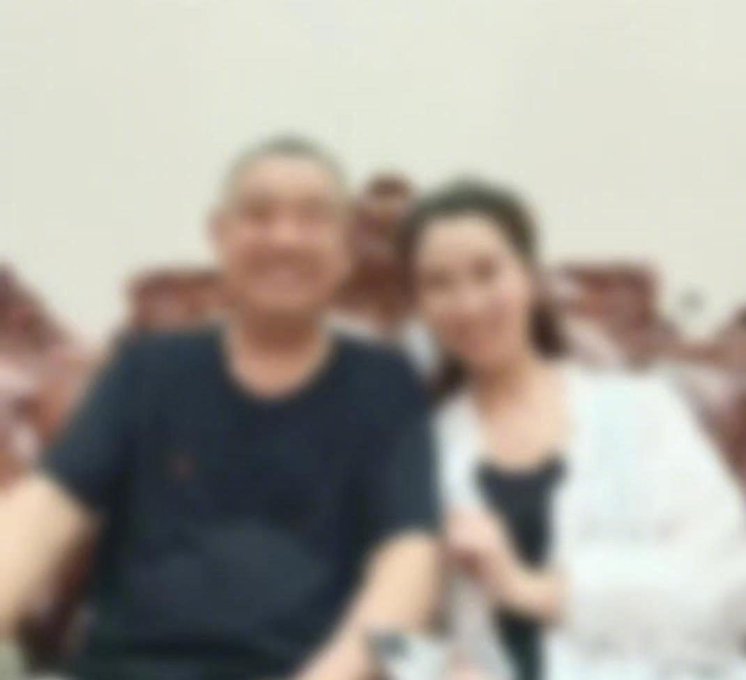 看到这条新闻时，心里特别难受——一对相守多年的夫妻，在丈夫因病去世仅仅两天后，妻