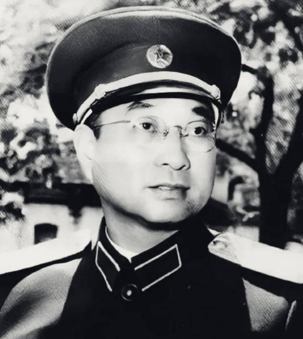 1953年，陈赓的车在哈尔滨被一个交警拦下，他直接拉开车门坐到车里，随后对司机说